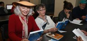 En Cuenca, la mayor parte de jubilados extranjeros es de Estados Unidos. Los adultos mayores forman parte de grupos culturales que fomentan la lectura. Un estudio de la Universidad de Cuenca se&ntilde;ala que los retirados prefieren vivir cerca del Centro Hist&oacute;rico de la capital azuaya.