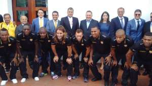 El grupo de jugadores de Barcelona se tom&oacute; una foto junto al Presidente Correa. Foto: @DeporteEc 