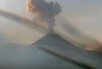Continúa la alerta naranja en el volcán El Reventador