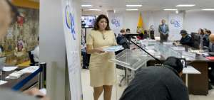 Luz Haro (i), Nubia Villac&iacute;s, Pa&uacute;l Salazar y Mauricio Tayupanta antes del inicio de la audiencia p&uacute;blica; Ana Marcela Paredes no se uni&oacute; a ellos.