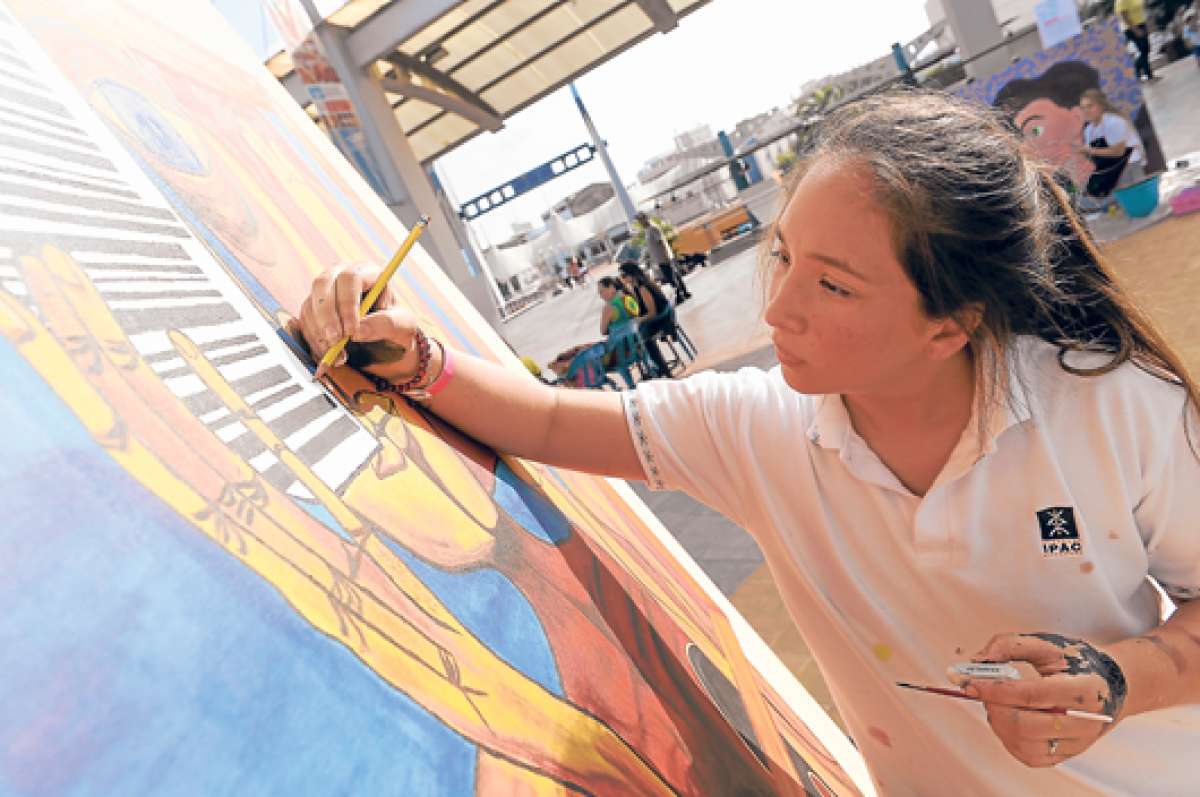Nicole Palau es una de las tres estudiantes del IPAC que trabajaron el mural ganador de Paleta Propia. Foto: Karly Torres.