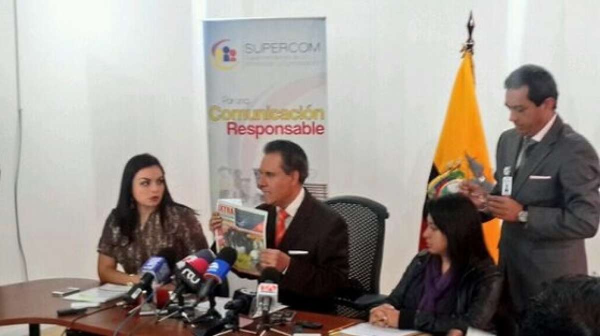 El titular de la Supercom, Carlos Ochoa, durante la rueda de prensa. Foto: Twitter @SuperComEc