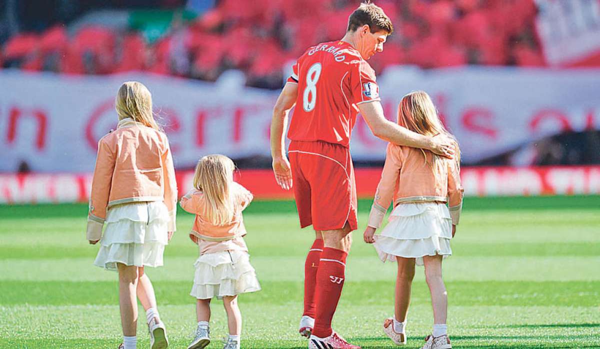Steven Gerrard, que ingres&oacute; al campo de juego con sus tres hijas, fue ovacionado por los miles de asistentes al estadio Anfield, la tarde de ayer, en Liverpool. Foto: AFP