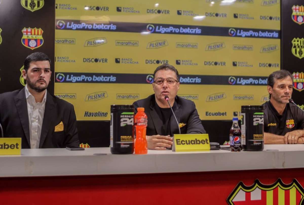 De izq. a der., Aquiles &Aacute;lvarez, Carlos Alfaro Moreno y Fabi&aacute;n Bustos, durante la conferencia de prensa