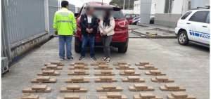 Una pareja se movilizaba en un veh&iacute;culo con 100 paquetes de coca&iacute;na camuflados.