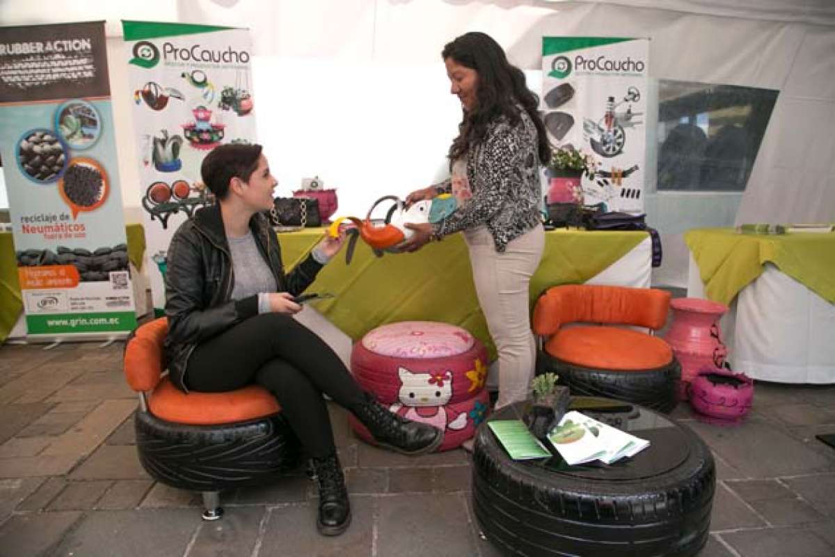 Los neum&aacute;ticos reciclados se transforman en adoquines, muebles, adornos y asfalto 