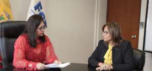 Elizabeth Cabezas (i) se acerc&oacute; a Fiscal&iacute;a para presentar la denuncia sobre cobros a asesores en la Asamblea Nacional. 
