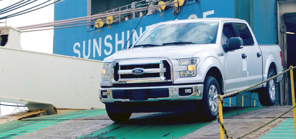 El puerto de Manta recibi&oacute; un buque con veh&iacute;culos Ford