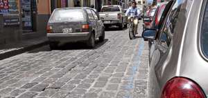 Los ciclistas dicen haber sido olvidados por las autoridades municipales en Latacunga. No cuentan con una v&iacute;a para ellos y su andar es muy peligroso. Foto: Silvia Osorio / para El Tel&eacute;grafo