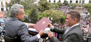 El presidente Len&iacute;n Moreno entreg&oacute; al titular de la Asamblea, Jos&eacute; Serrano, el proyecto de ley que aumenta la pensi&oacute;n a afiliados del Seguro Social Campesino.