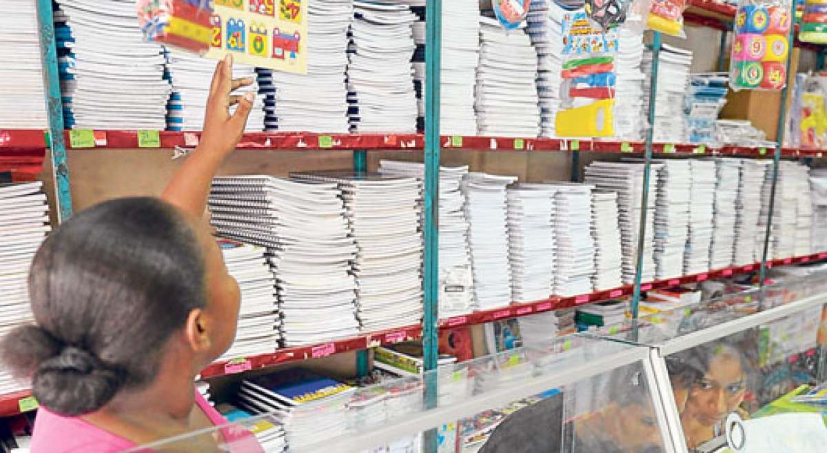 En mayo iniciar&aacute;n las clases en el r&eacute;gimen Costa. Un mes antes los padres se acercan a las librer&iacute;as en busca de las mejores ofertas. Foto: Archivo