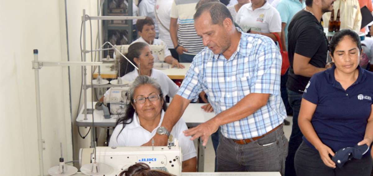 Beneficiarios del Centro Comunitario en la zona urbana de Jama, en el noroeste de Manab&iacute;, en un &aacute;rea destinada para la ense&ntilde;anza de costura.