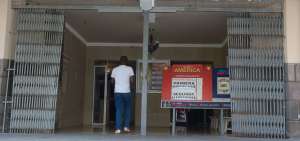 El teatro est&aacute; ubicado en la intersecci&oacute;n de la transitada avenida Am&eacute;rica y de la calle Asunci&oacute;n, en el centro de la capital. Est&aacute; rodeado de negocios de venta de comida, de v&iacute;veres, de dise&ntilde;o fotogr&aacute;fico, de un hostal y de boutiques. 