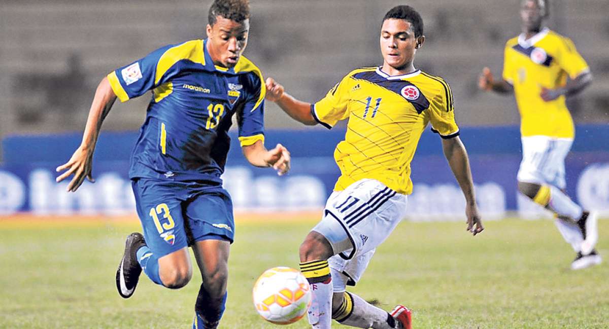 El lateral ecuatoriano Byron Castillo (13) enfrenta al delantero colombiano Erwin Ariza. Ambos ser&aacute;n titulares en sus selecciones en la &uacute;ltima jornada. Foto: AFP