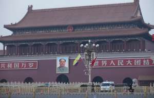 La bandera del Ecuador en la plaza Tiananmen en China. Foto: El Ciudadano