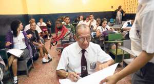 Ra&uacute;l Quinzo Quinzo (71) recibe clases en el colegio Eloy Alfaro de la ciudadela La Pradera, en Guayaquil. Foto: Archivo