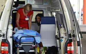 Naghemeh King (d), sentada junto a su hijo Ashya a su llegada al hospital Motol de Praga. Foto: AFP