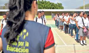 En el colegio Paquisha se destinaron tres aulas para que los estudiantes reciban clases de lunes a viernes. Foto: Rodolfo P&aacute;rraga/El Tel&eacute;grafo