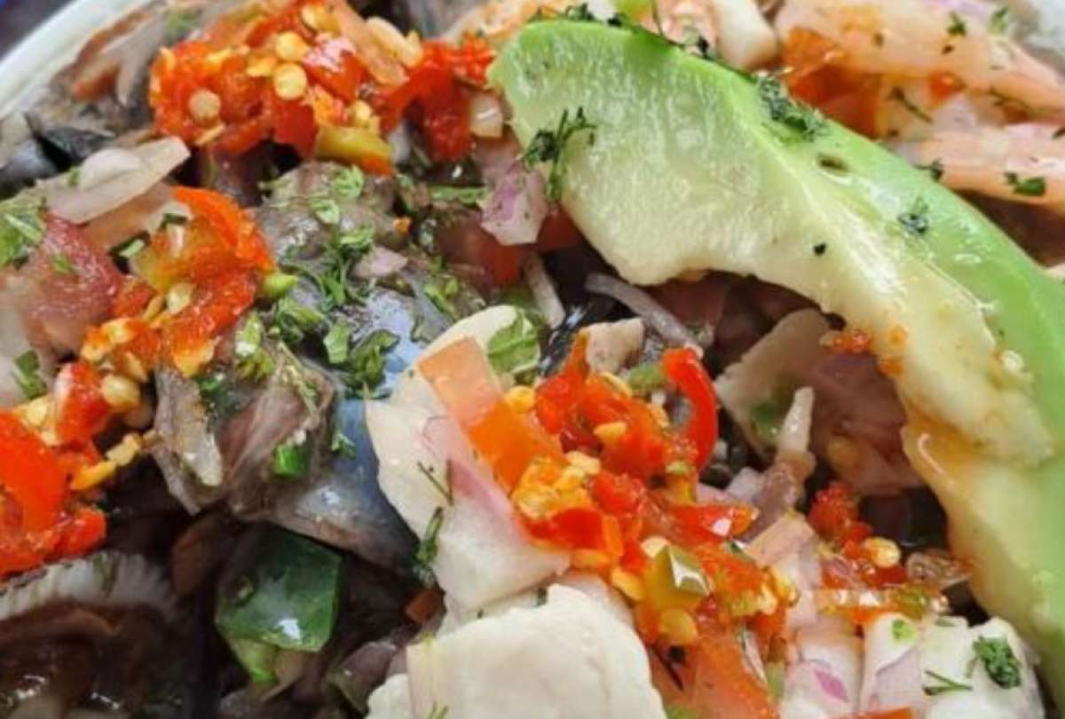 Robe Grill probó ceviche ecuatoriano.