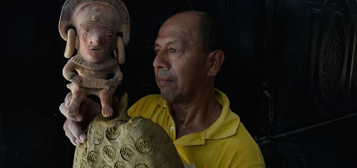 Antonio Quijije viaja dos veces al mes a Quito a vender las r&eacute;plicas precolombinas que elabora. Aument&oacute; la producci&oacute;n al tener el sello, porque ya no se las decomisan como antes.