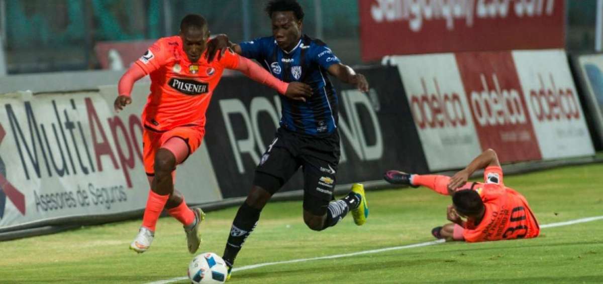Luis Caicedo marca a presi&oacute;n a Tito Valencia, en partido disputado en el estadio Rumi&ntilde;ahui.