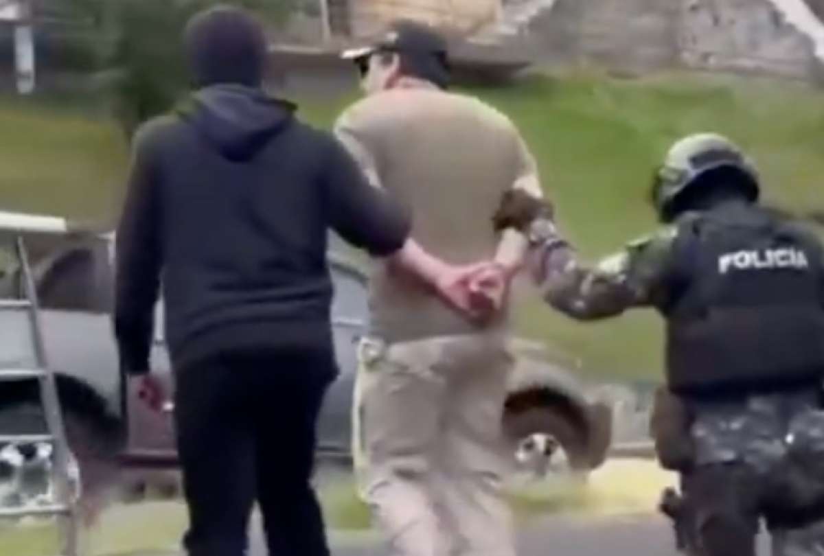 La Polic&iacute;a aprehendi&oacute; a un presunto integrante de &ldquo;Los Lobos&rdquo; durante un operativo realizado en el sector del parque Cumand&aacute;, en Quito.