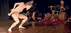 El bailar&iacute;n japon&eacute;s Iori Kinkis interpreta una de las piezas de &lsquo;El mar, el poeta, el laberinto y...&rsquo;. Atr&aacute;s, el destacado m&uacute;sico Apachi Miyahara lo acompa&ntilde;a. Foto: Fernando Sandoval / El Tel&eacute;grafo