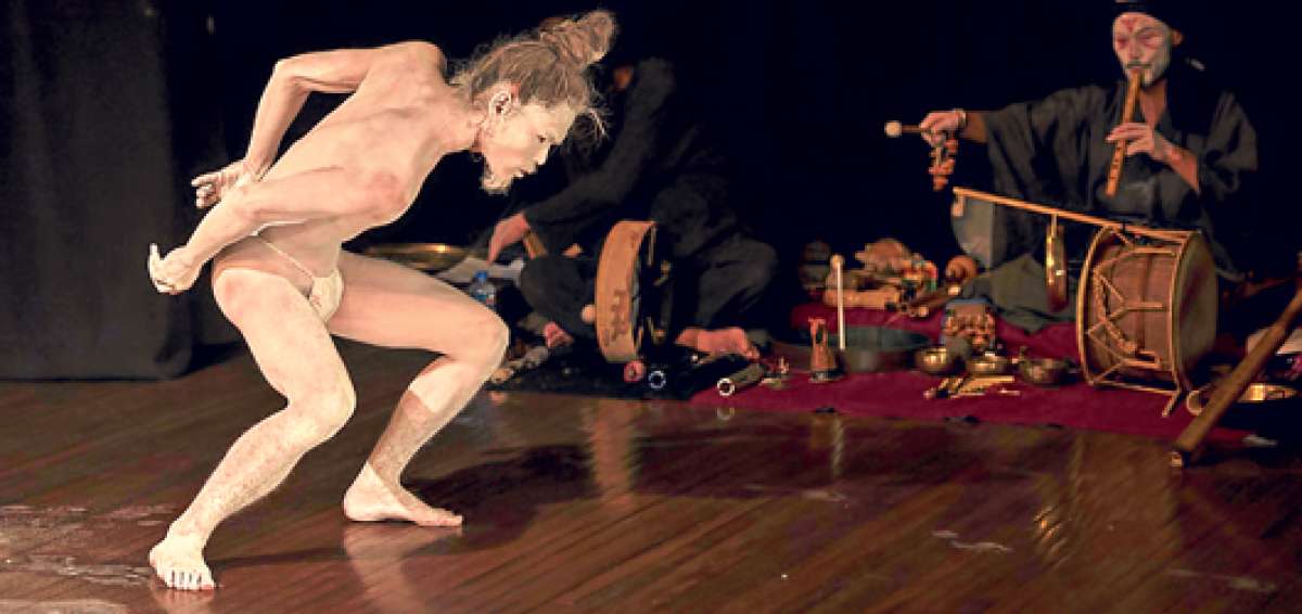 El bailar&iacute;n japon&eacute;s Iori Kinkis interpreta una de las piezas de &lsquo;El mar, el poeta, el laberinto y...&rsquo;. Atr&aacute;s, el destacado m&uacute;sico Apachi Miyahara lo acompa&ntilde;a. Foto: Fernando Sandoval / El Tel&eacute;grafo