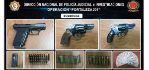 Im&aacute;genes de las armas incautadas, durante el operativo.