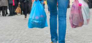 La legislaci&oacute;n establece una multa de $ 370 por cada bolsa de pl&aacute;stico entregada para quienes incumplan la ley.