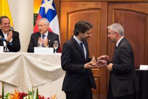 En primer plano, el ministro de cultura de Ecuador,  Guillaume Long y su hom&oacute;logo chileno, Ernesto Ottonelo. Foto agencia Andes