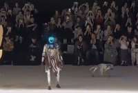 Así fue la pasarela de un modelo robot en la Semana de la Moda de Shanghái.