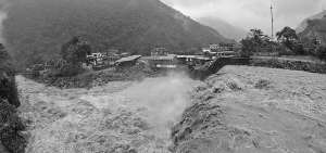 La poblaci&oacute;n de R&iacute;o Verde, sitio tur&iacute;stico a las afueras de Ba&ntilde;os, suspendi&oacute; sus actividades por el fuerte temporal. 