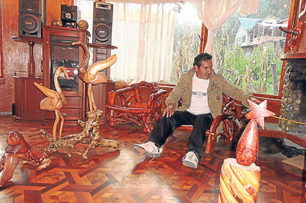 En el hogar de Chimborazo, en el barrio G&uacute;lac, al oeste de Cuenca, se aprecian muebles, sillas, adornos, y otros objetos elaborados con madera reciclada. Los adornos tambi&eacute;n son comercializados. Foto: Andr&eacute;s Carpio / El Tel&eacute;grafo