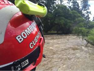 El bote en el que realizaban la b&uacute;squeda se vir&oacute; en el r&iacute;o. Foto: Twitter Bomberos Cuenca