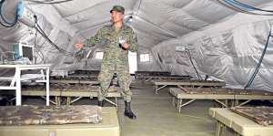 El director del hospital m&oacute;vil militar, Sergio Gusqui, muestra las tomas de ox&iacute;geno del &aacute;rea de Observaci&oacute;n. Foto: William Orellana / El Tel&eacute;grafo