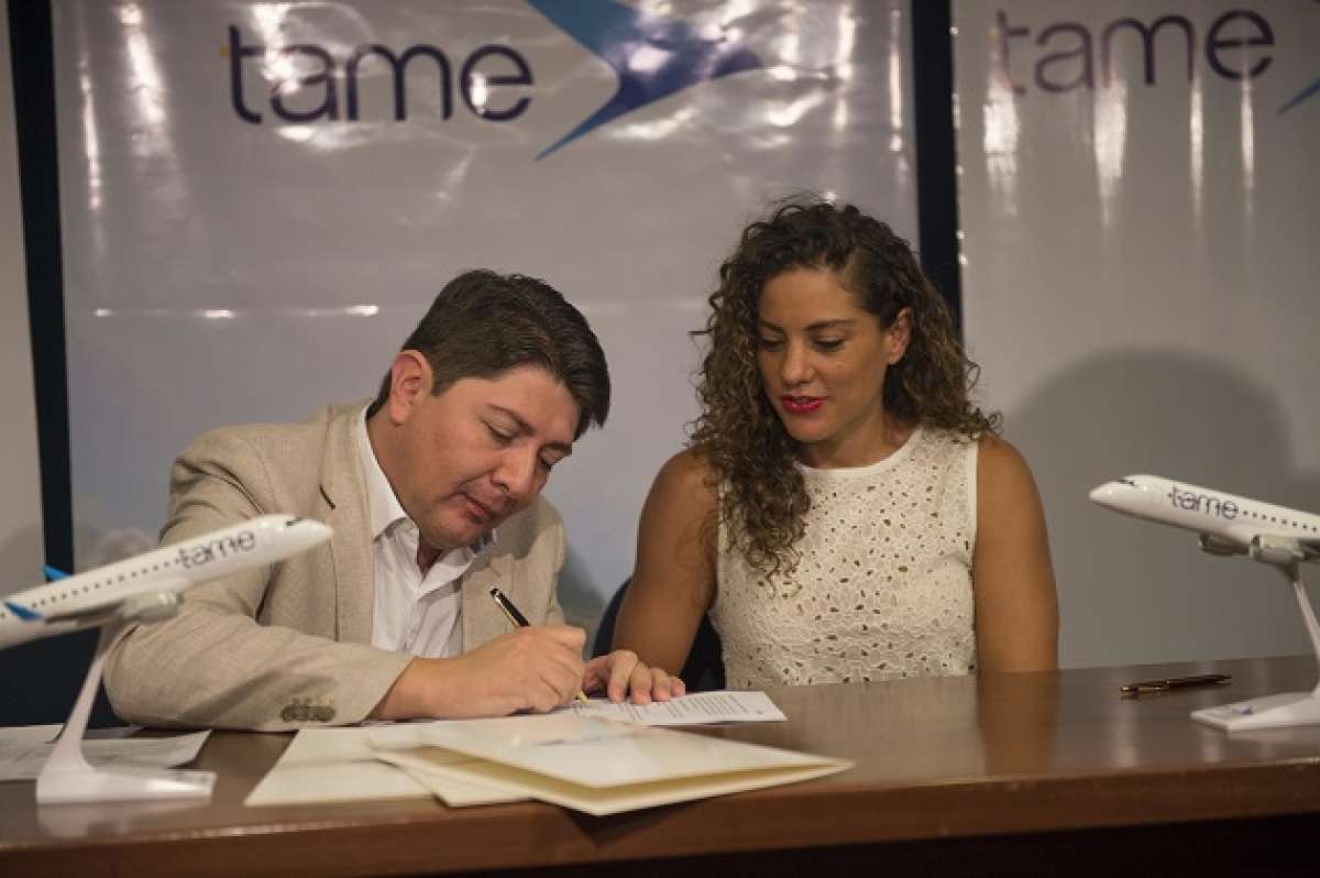 Ra&uacute;l Fierro, gerente de Tame, firm&oacute; el convenio con Mar&iacute;a Luz Arellano. FOTO: Daniel Molineros / EL TEL&Eacute;GRAFO