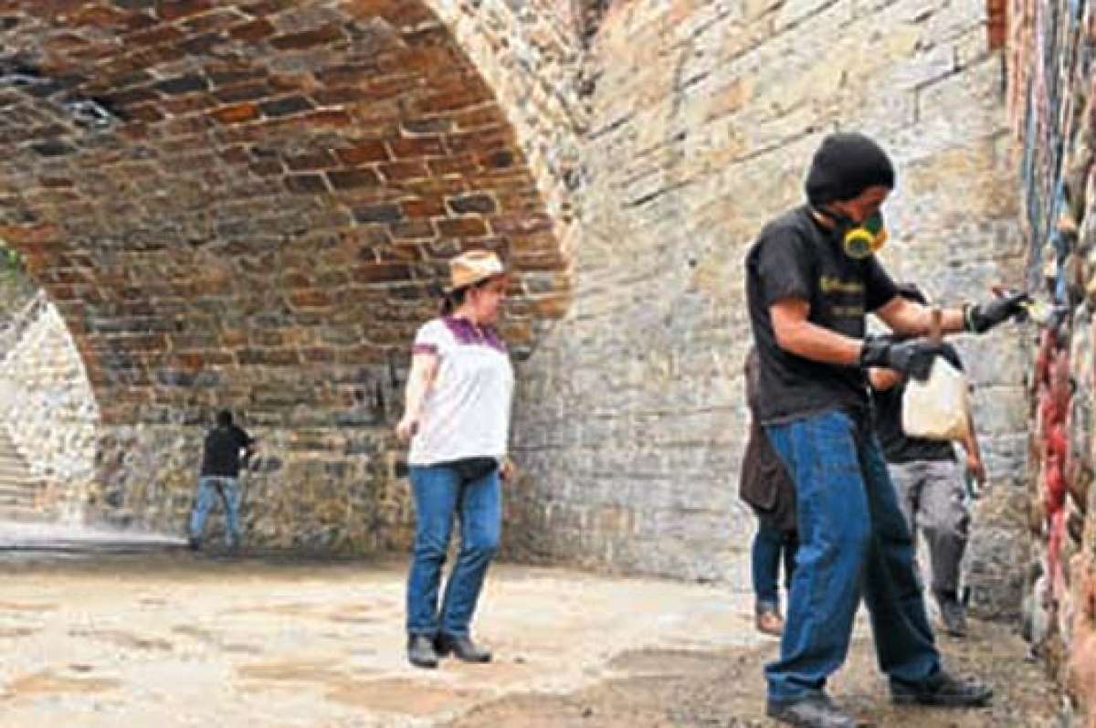 Antes de la entrega de la obra se realizaron los &uacute;ltimos trabajos en los muros del Puente Roto, que es un &iacute;cono en la ciudad de Cuenca.
