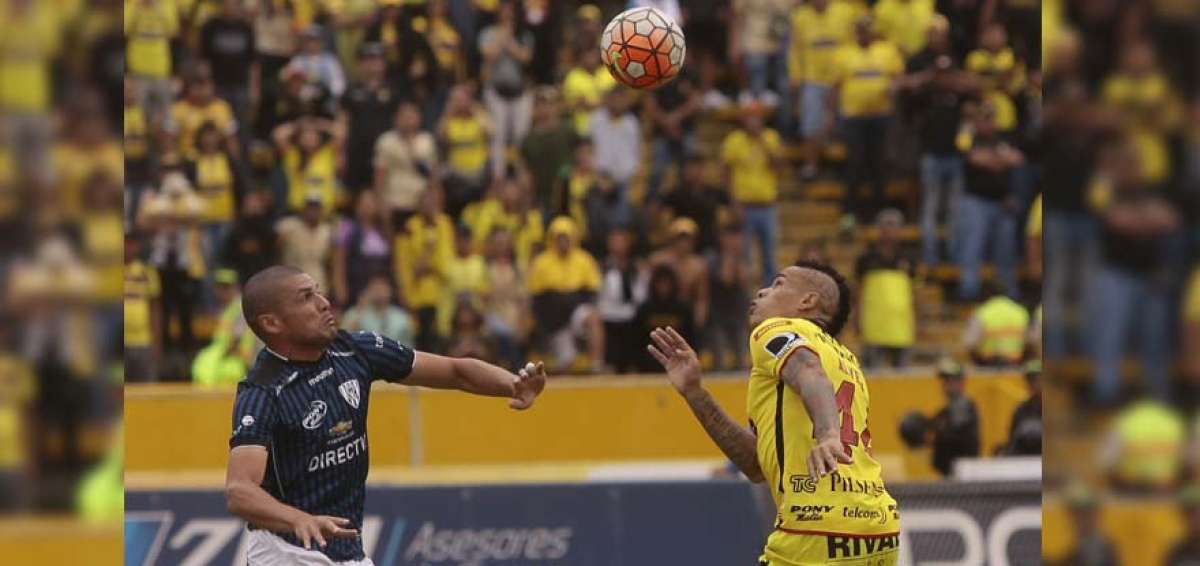 Juan Pablo Segovia disputa el bal&oacute;n con Jonatan &Aacute;lvez (d)