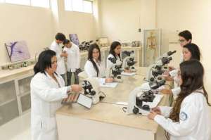 La Facultad de Medicina de la Universidad de Guayaquil cuenta con simuladores y microscopios nuevos. Foto: Cortes&iacute;a de la C&aacute;mara de Turismo de Loja