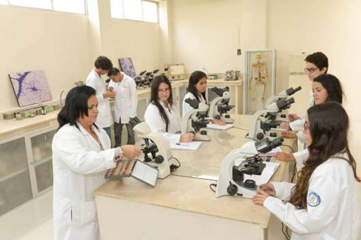 La Facultad de Medicina de la Universidad de Guayaquil cuenta con simuladores y microscopios nuevos. Foto: Cortes&iacute;a de la C&aacute;mara de Turismo de Loja