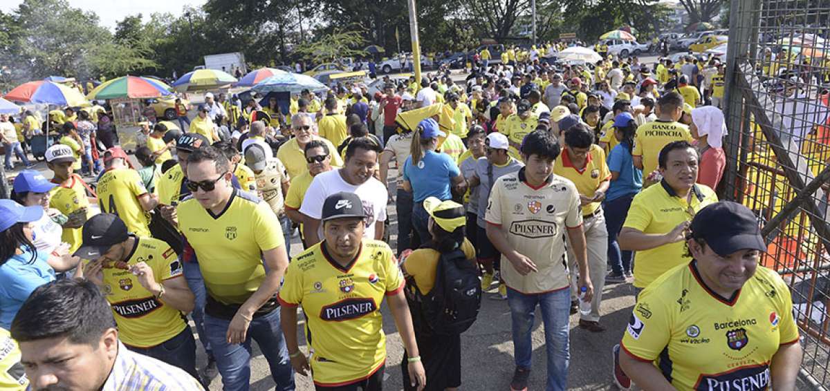 Los hinchas de Barcelona empezaron a llegar al estadio Monumental a las 14:00, cuando se abrieron las puertas del escenario deportivo.