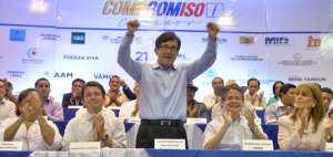 En octubre de 2014, C&eacute;sar Mont&uacute;far se uni&oacute; al colectivo Compromiso Ecuador, que lidera el precandidato presidencial Guillermo Lasso.