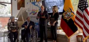 Mar&iacute;a de Guevara, Gerardo Guevara y Johnny Gonz&aacute;lez, director del CEN, durante el homenaje al m&uacute;sico.  