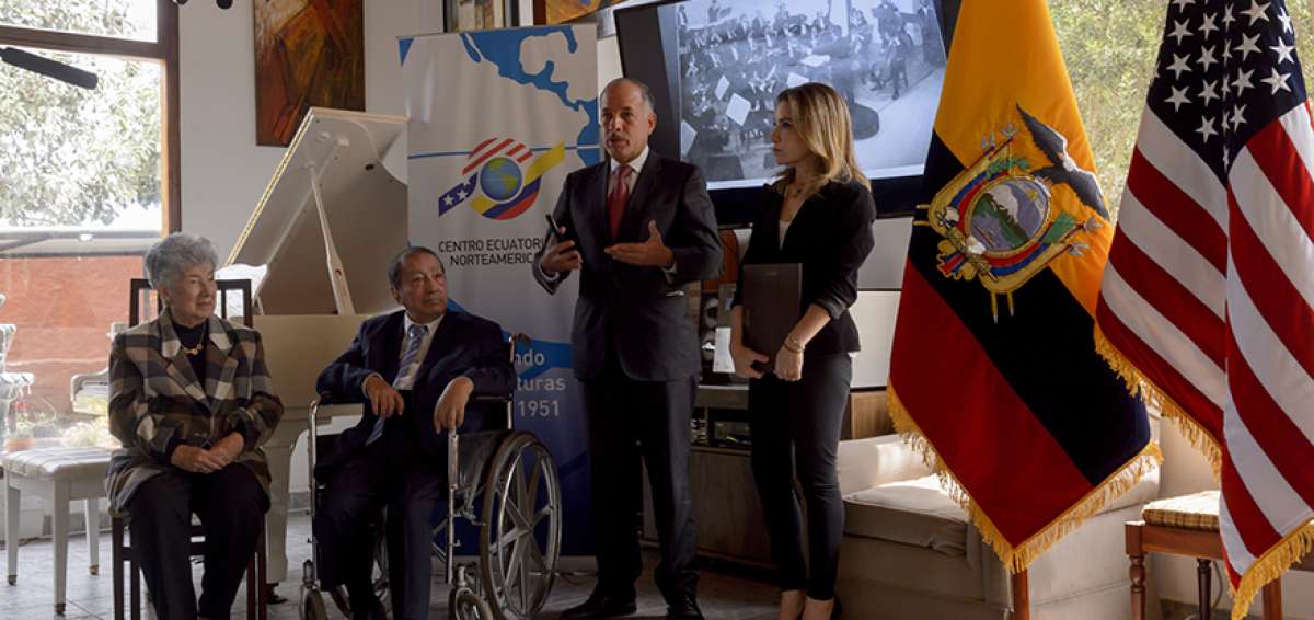 Mar&iacute;a de Guevara, Gerardo Guevara y Johnny Gonz&aacute;lez, director del CEN, durante el homenaje al m&uacute;sico.  