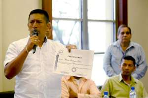Los denunciantes mostraron pruebas de capacitaciones recibidas por empresa fantasma.
