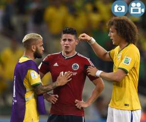 Dani Alves y David Luiz pidieron a la afici&oacute;n brasile&ntilde;a que aplaudan al goleador del Mundial, James Rodr&iacute;guez. Foto: AFP