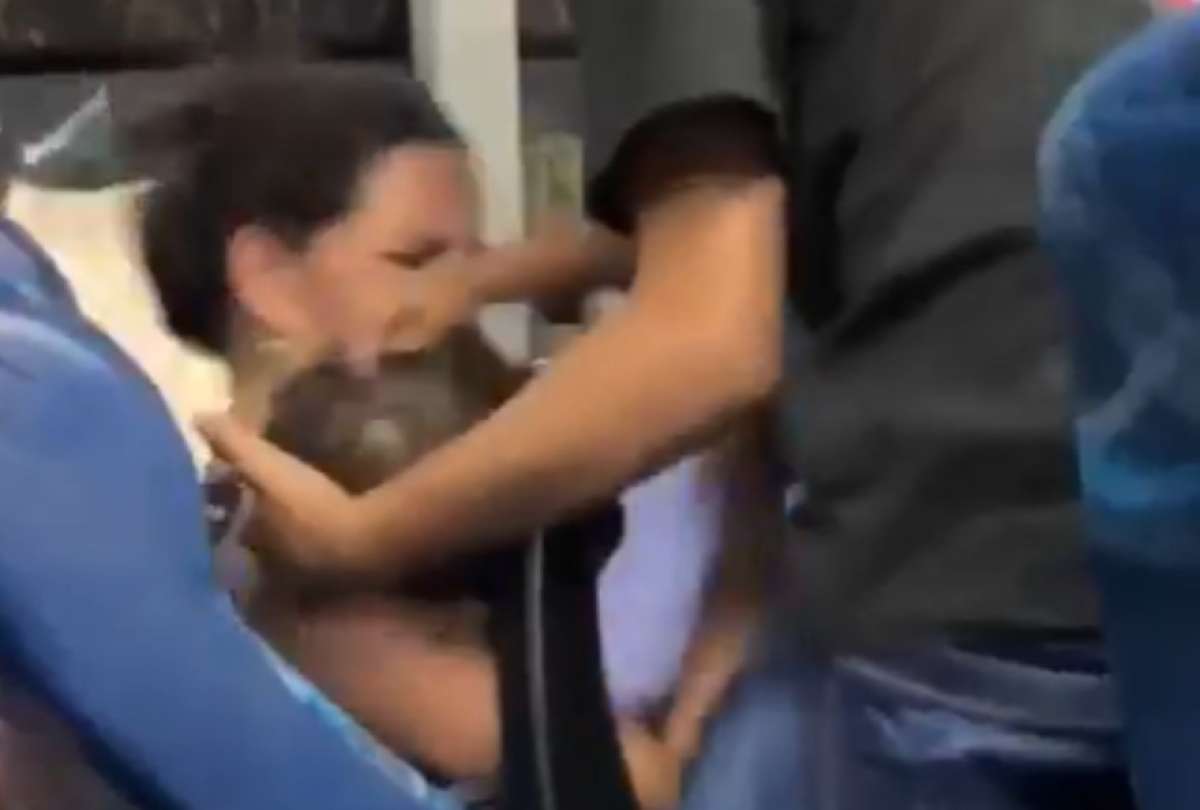 La v&iacute;ctima, un ni&ntilde;o result&oacute; gravemente herido al asomarse por la ventana de un bus y ser impactado por otro veh&iacute;culo en Colombia. Finalemente muri&oacute;.