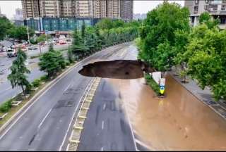 Dos carreteras están afectadas en China y en México luego de que se produjeran enormes socavones. 