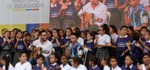 La iniciativa para prevenir el acoso escolar se lanz&oacute; en la unidad educativa r&eacute;plica Guayaquil. Los alumnos compartieron con Daniel Betancourt y Maykel.